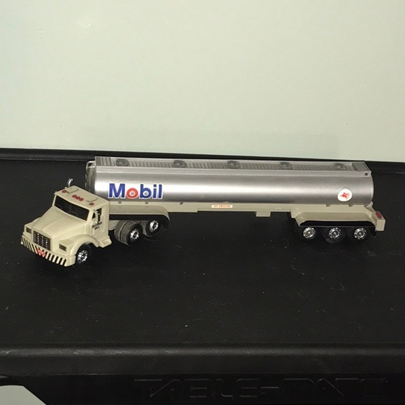 1993 MOBIL TOY TANKER TRUCK - Picture 4 of 6